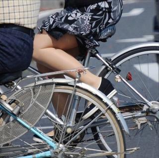 サドルでオマンコ気持ち良くなってそうな自転車女子エロ画像！パンチラ確認済みｗｗｗ