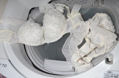 jk妹の洗濯前の卑猥なフリル下着の盗撮エロ画像