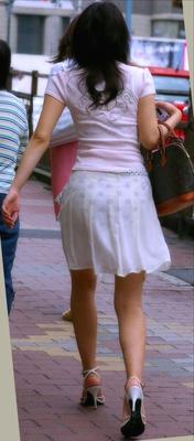 【盗撮画像】白スカートはパンツ透けないと思ってる女子っていっぱいいるらしいけど普通にスケスケじゃんｗｗ