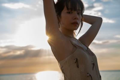 【女優】桜井ユキの1st写真集発売、思い出の地で見せた“大人の色気”  [少考さん★]