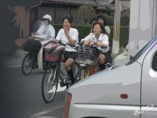 【自転車パンチラJKエロ画像】通学中の世のサラリーマンのムラムラを溜めてる原因はこいつらだｗｗｗｗｗｗ
