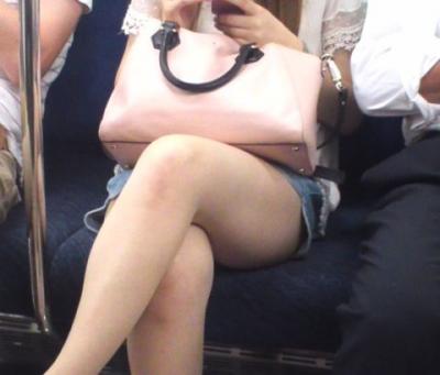 脚組みギャルの悩殺的過ぎる太ももを電車内で隠し撮り