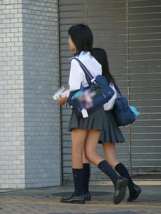 街撮り通学中JKの微エロ画像その254 背の高い子がミニスカ制服着てるとつい視線向けてしまうだろ？