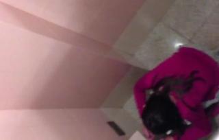 和式トイレでおしっこしてる女の子を真上から撮影ｗｗ【盗撮動画】