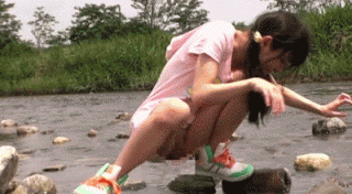 【衝撃GIF】 女子小○生がノーパンで川で遊んでるんだが・・・。