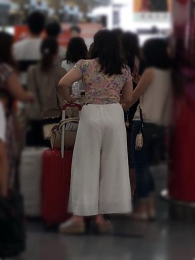 【スケスケ】空港でパンツスケスケの女を粘着連写したのがコチラｗｗｗｗｗ