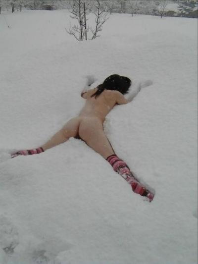 エッチな美女が雪が積もった北国で全裸で過激に露出してる画像が即ヌキ確実ww[26枚]