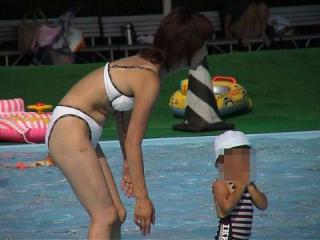 【水着ママエロ画像】市民プールで子供と一緒に遊ぶお母さんの水着姿が基地外レベルでエロいｗｗｗｗ