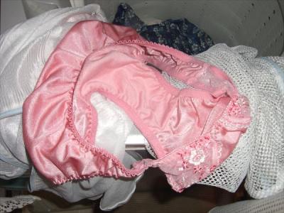 女子大生姉の洗濯機中の派手なピンクサテン下着盗撮エロ画像