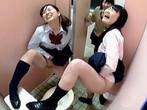 【盗撮】行列や通勤ラッシュが大好きな日本では女子校生たちも小便ラッシュが日常茶飯事な件♪