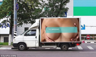 【画像あり】「胸を強調した広告」に気をとられて…モスクワで自動車事故が多発