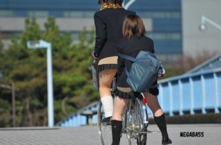 自転車通学の女子高生をチラ見してしまうのは何故だろうｗｗｗｗｗｗｗｗｗｗ