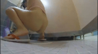 【女子トイレ 盗撮動画】パイパンギャルがオマンコ全開で排尿オシッコしてるトコ盗撮しますたｗｗ