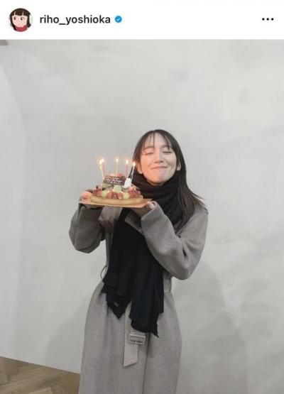 ３１歳になった吉岡里帆、バースデーケーキを手に満面の笑み「いい顔してる」「こっちが幸せな気分になる」