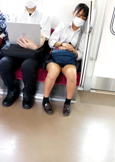 【画像】女子高生さん、電車で対面にスマホ持ちおっさんが居たら気を付けてください【注意喚起です】
