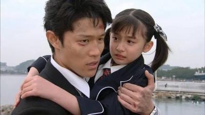 【画像】鈴木亮平さん、かつて抱っこした子役が巨乳美女になっていてビビる