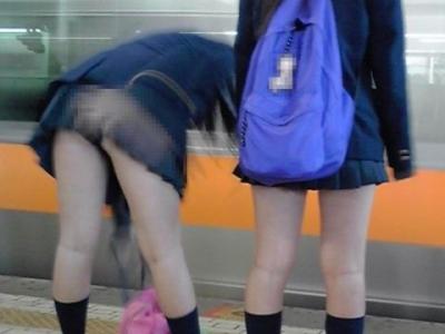 駅構内で見かけた女性って基本的に無防備…電車待ちの隙きに隠し撮りされてしまうパンチラエロ画像