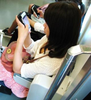 電車内で素人のおっぱいを撮った盗撮画像をくださいwwwww【画像30枚】