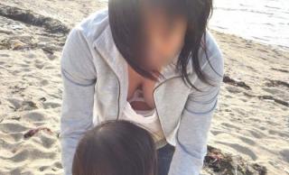 【エッックビデオ日本人】胸元が緩い子連れママさんの谷間を盗撮したエロ画像！！