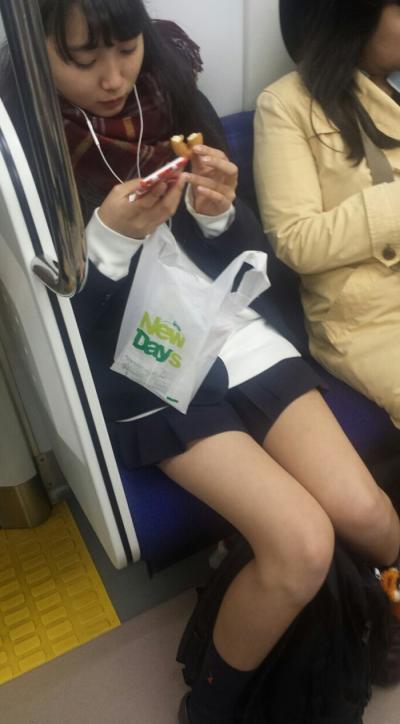 【画像】電車でスマホに夢中な女子高生さん、盗撮に気を付けてください【注意喚起】