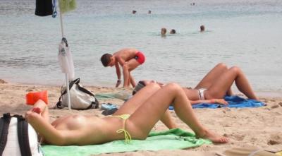 【外人トップレス画像】海外のビーチならワールドクラスのおっぱいと乳頭拝み放題とか激熱ｗｗｗ