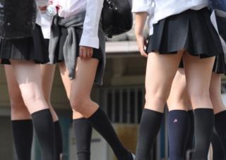 【足画像】制服女子校生の生足美脚やむっちり太ももを盗撮したエロ画像はおっさんの好物だなｗｗｗ