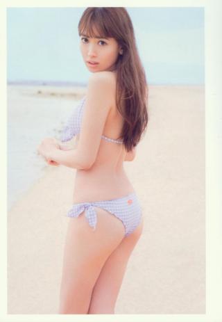 AKB48の小嶋陽菜がタンクトップやビキニ姿になってるグラビアエロ画像