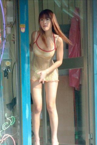 ビンロウ売りの少女画像w ランジェリー姿で露出販売しちゃう台湾美女の販売促進♪