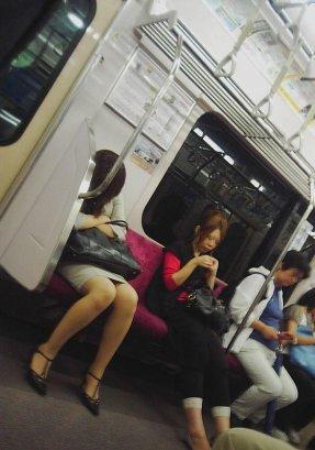 【素人美脚画像】綺麗な脚したお姉さんが多くて退屈しない電車移動www