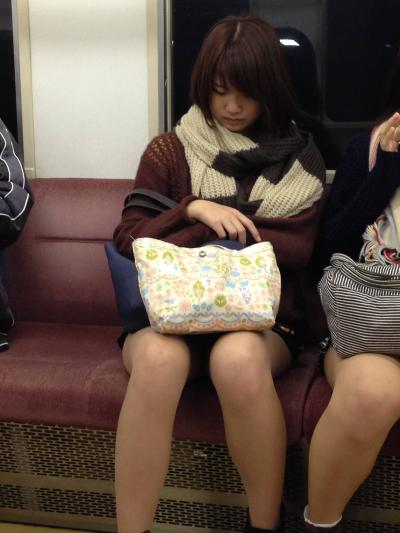 【盗撮エロ画像】電車の対面のに座った女の子を盗撮ｗｗｗ(30枚)