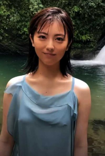 浜辺美波が乳首ポチ動画をインスタに投稿！エロ過ぎるwwwwwwww【動画あり】