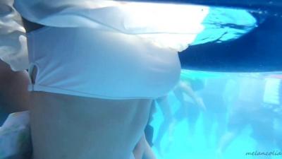 【eros1084プール盗撮】CちゃんやKちゃんの綺麗なくびれと美味しそうなお尻を水中でじっくりと堪能する動画