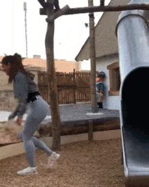 【超画像】女さん、重力に逆らいケツを出しながら飛んでいってしまう