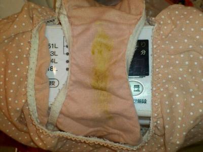 姉の下着のクロッチがまん汁で汚れて臭う洗濯機内盗撮エロ画像