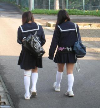 街撮り通学中JKの微エロ画像その317 包帯少女、冬服セーラー、白ハイソックス。