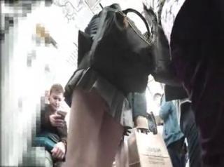 電車内でミニスカ生脚がエロ過ぎるJKを逆さ撮りおケツに喰い込んだパンツ盗撮ｗｗｗ