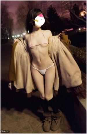 【清楚系ビッチ】ちっぱい美少女がマイクロビキニで野外露出撮影www
