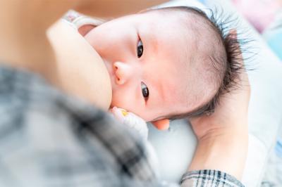 【動画】女さん、とんでもない授乳方法を発明してしまうｗｗｗ