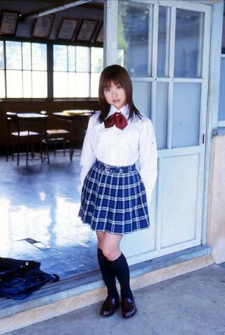 制服美少女のエロ画像その168 放課後の同級生、黒色ハイソックス、吸い込まれそうな白シャツ。