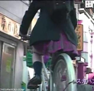 街中で自転車に乗る制服JKやミニスカギャルのパンツを隠し撮りｗｗｗ【街撮り・盗撮・pornhub】