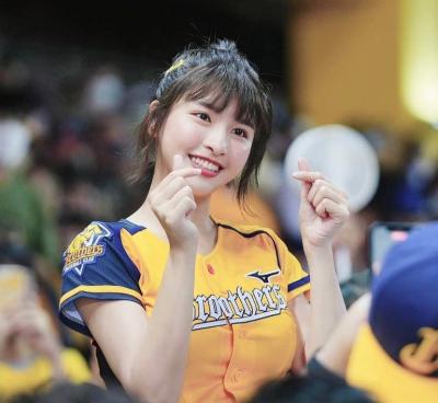 【画像】エッチで話題の台湾野球チアリーダー人気投票、なんか変なのが混じってしまう