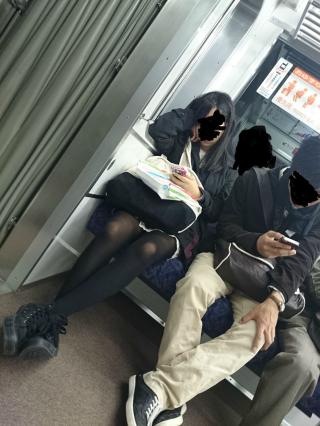 電車内での対面パンチラ盗撮エロ画像ｗｗｗ【女子高生】【主婦】【ＯＬ】【大学生】などなど