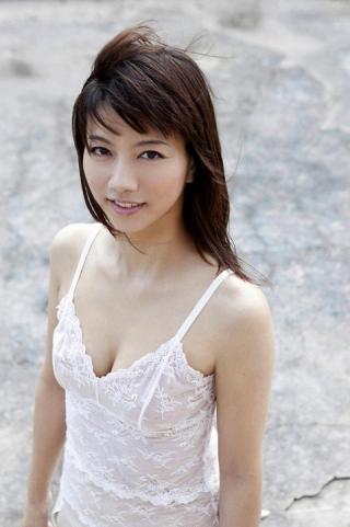 大人の魅力が溢れ出ている女優の甲斐まり恵さんが魅せるセクシーグラビア画像まとめ