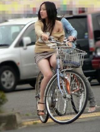 街撮りミニスカ女子自転車パンチラ画像
