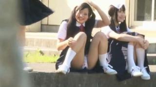 学校の校庭で無防備にパンモロしてる女子達が大変生々しい